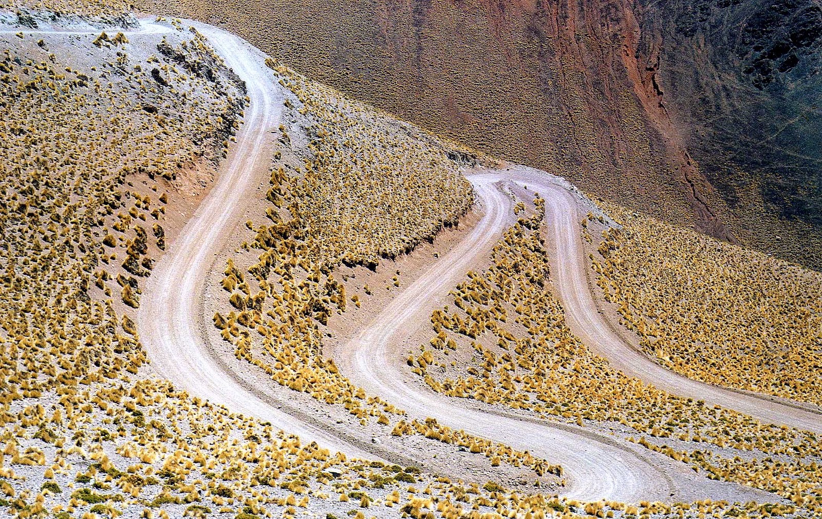 Climbing Ruta 40 toward the Abra del Acay summit